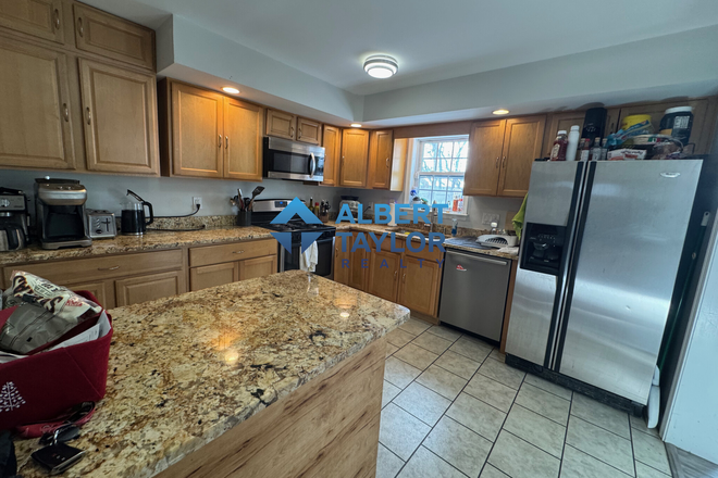 Kitchen - GORGEOUS 5Bed / 2.5 Bath Moments from Campus and WITH PARKING!