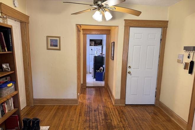 Living Room - Spacious 2 bed | 1 bath | includes 1 parking space!!! Apartments