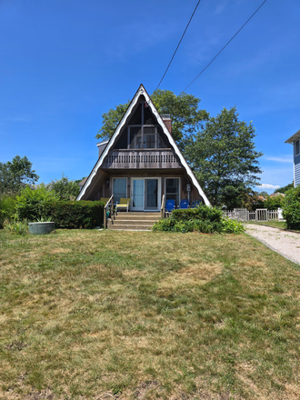 front - 3 Bedroom House 20 minutes from campus