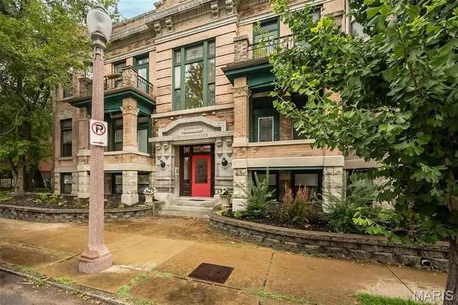 Street view - Spacious 2BR/2BA Central West End Condo - Ideal for Residents, Grad Students, or Faculty
