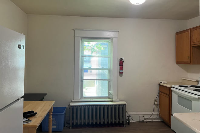 Kitchen - 3Br/1B 14 University Terrace Apartments