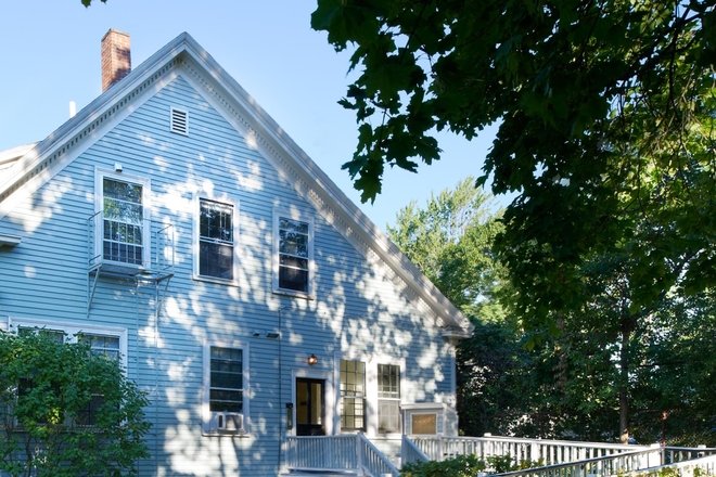 Image of 5A Sacramento complex - Cambridge apartment in historic, wood-framed house (15-minute walk from Harvard Square)