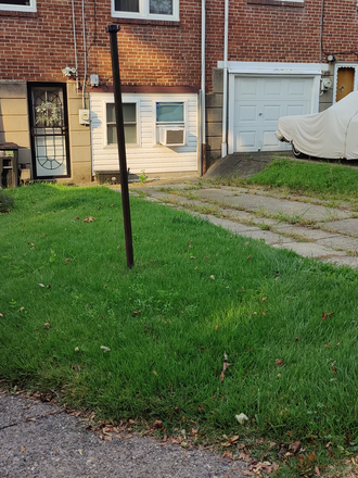 Reserved parking - Rooms for rent for medical students, safe space close to mulitple campuses. Townhome