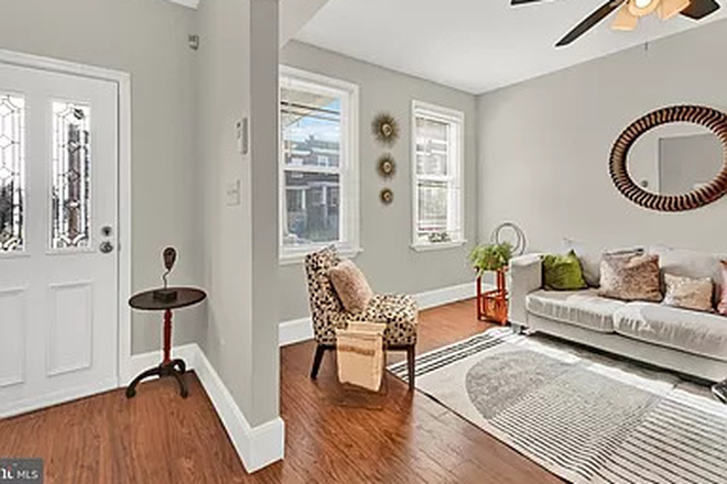 Living Room - 3 bed/ 2 bath Student Housing on Chateau Ave 21212. Utilities & Wifi Included