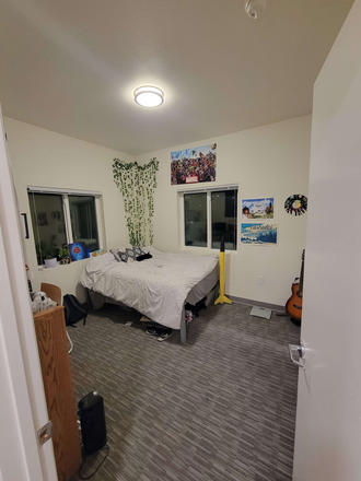 bedroom view - Private Room for Female in 4×2 Social?28 North Apt – Steps from UF, Midtown, Innovation District