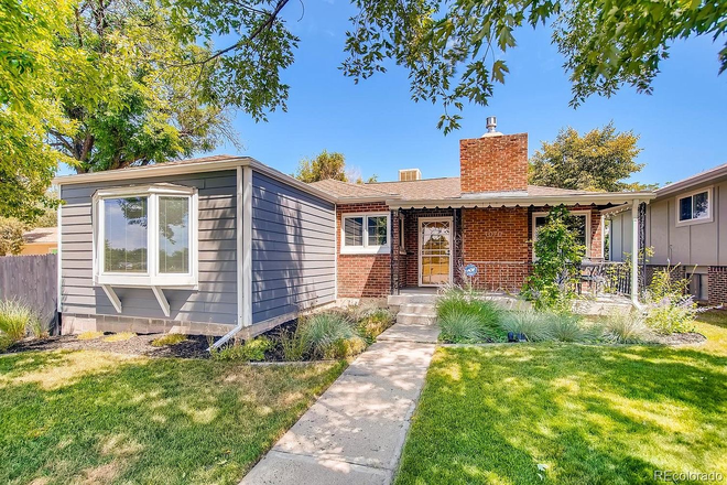 Front porch - Entire Updated 2br/1b Basement Space Available!
