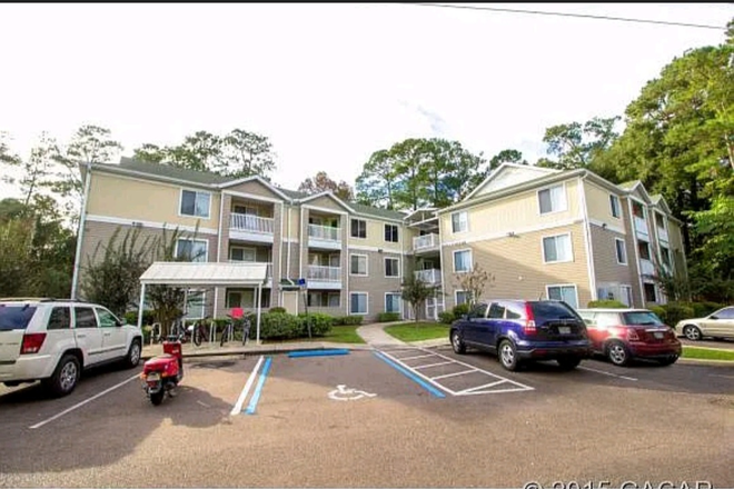 Outside View - Countryside at the University- Less than 2 miles from UF Apartments
