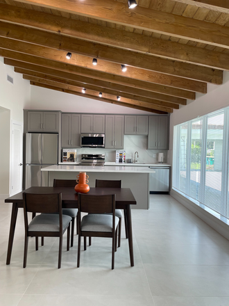 Kitchen - Spacious 3 Bed, 2 Bath in Coral Gables Townhome