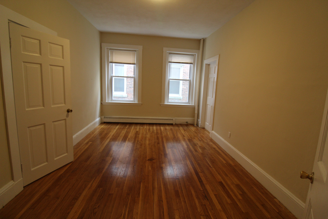 3 - Convenienlty located, spacious apartment by the T.