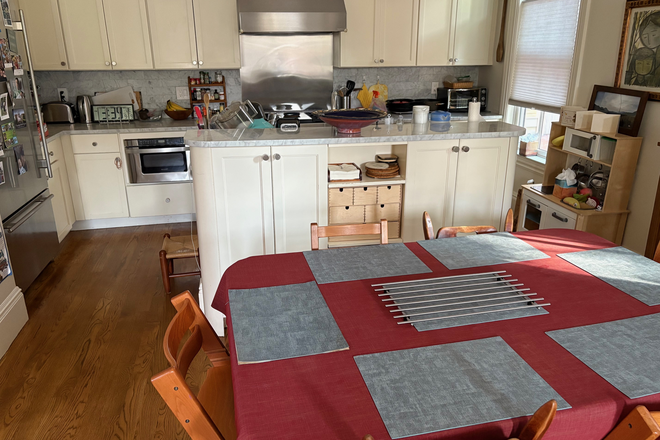 Dining room & kitchen - Renovated Victorian in Mid-Cambridge, 3bd/4ba, fully furnished Townhome