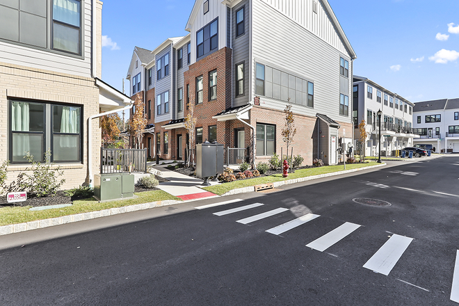 Building Exterior - 2BR thome-Greenwich Dr-West Windsor