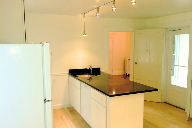 Kitchen - Charming 3-Bedroom Apartment Right on 5 College Bus Route