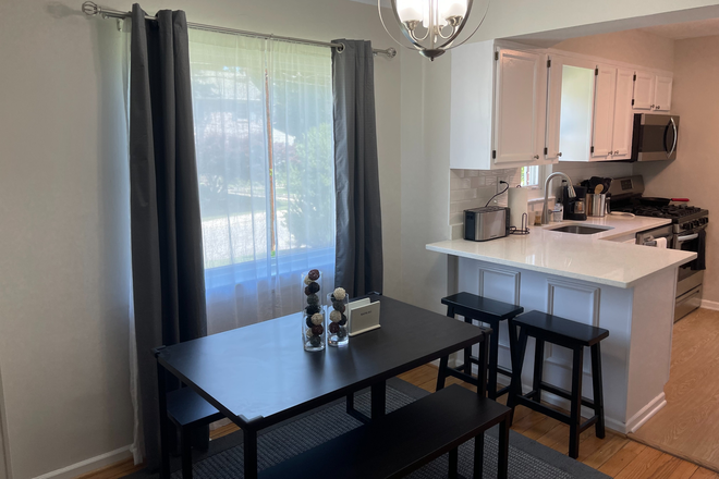 dining area - Fully Furnished Bedrooms in Freshly Renovated Home - PRIME Location