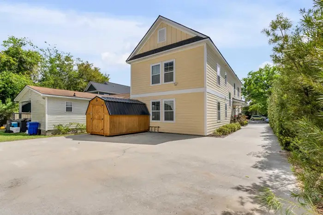Back of duplex and driveway - 3bd/2.5bath downtown Duplex