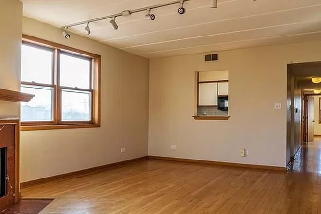 living room - 3 mins walk to East campus. One Roommate Wanted(shared but sunny unit) Apartments