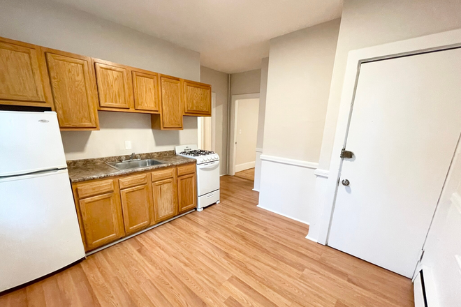 LIVING - 3 BED/1.5 BATH ON TREMONT AVAIL. 9/1/25! Apartments