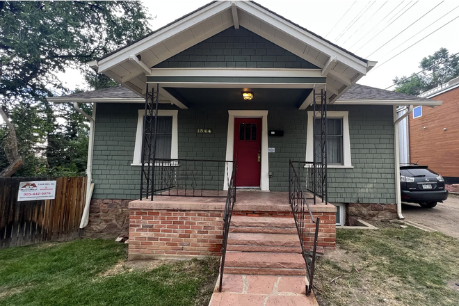 Front of the house. (The virtual tour link is from 4 years ago, and furnishings are not up to date) - 1544 8th Street Boulder, CO 80302 House