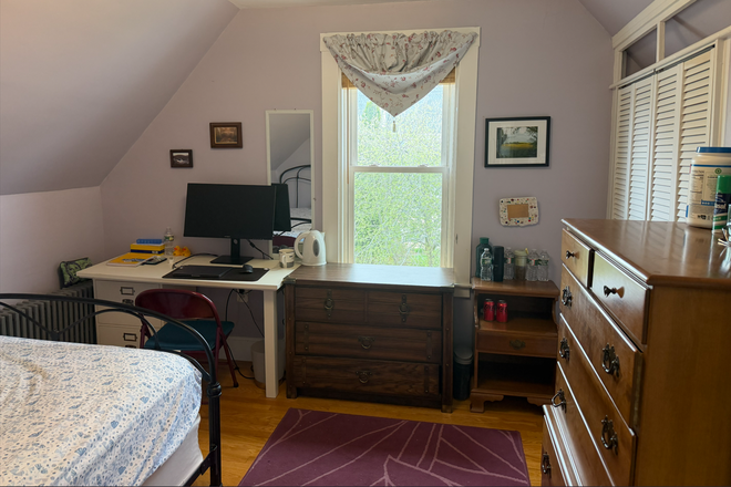upstairs bedroom - Private Bedroom in Single Family Home