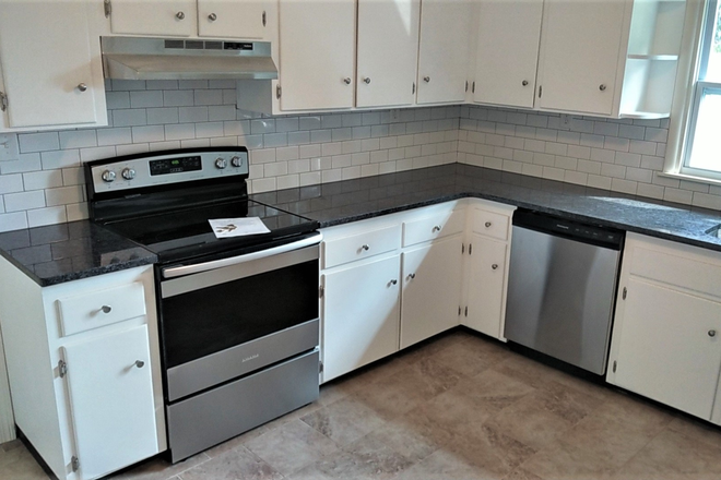 Kitchen - Gorgeous 4 + Br 2 Ba Apartment Available 6-1-27 (Early Bird Special)