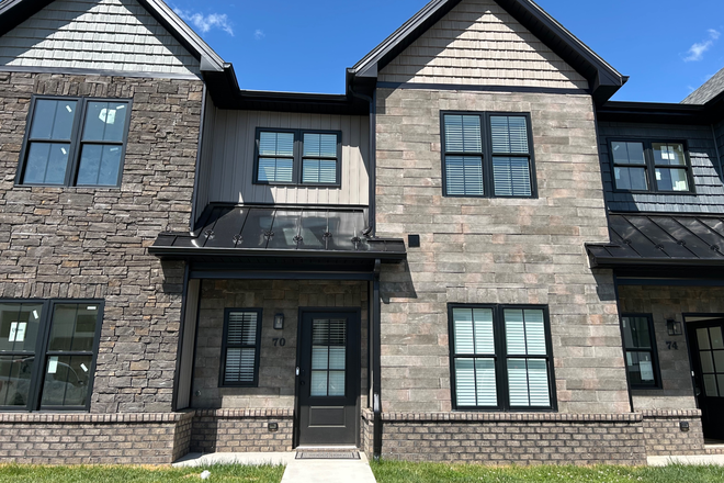 Front of the house - Luxury Townhouse *Close to Campus*