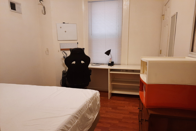 Available Bedroom (Middle) - 5 Bedroom, 2 Bath Top Floor Unit - 1 room remaining, available immediately