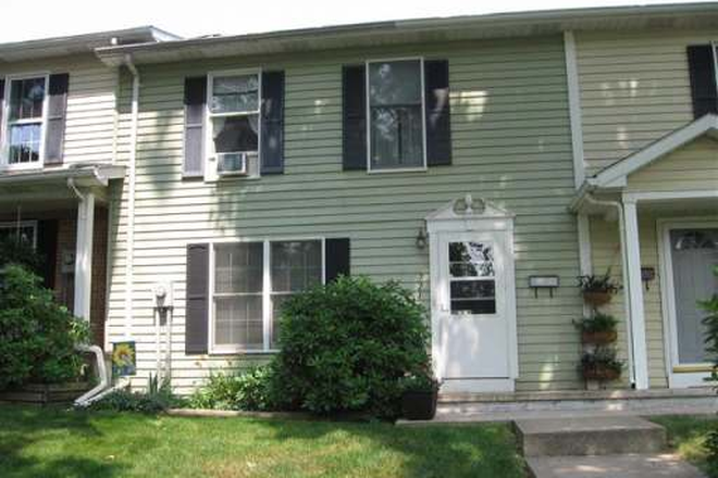 Front Outside Street View - Beautiful, quiet 3 BR State College Town home, walk to schools