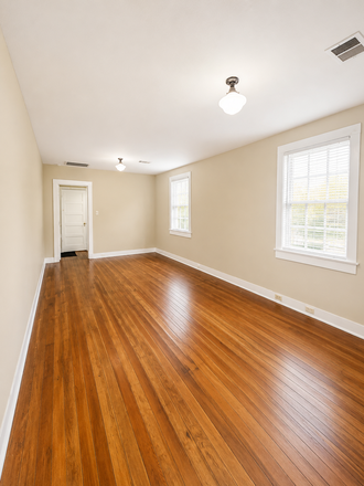 Large open Living/Dining Area - DON'T DELAY! Duplex