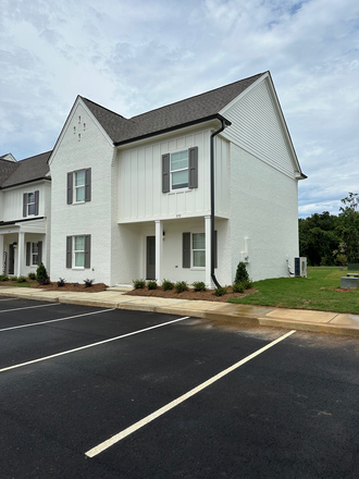 Front exterior - Meadow Crest Circle Townhouse, Close to Ole Miss campus, Each bedroom has ensuite bathroom