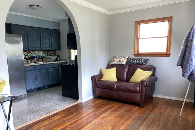 Living Room - 1 min walking distance to Hofstra with big common area House