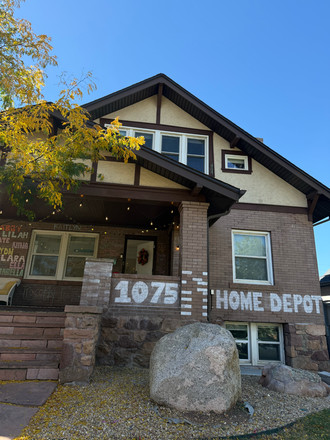 Home Depot - Beautiful House: Perfect Spot on the Hill, Free parking, Fully Furnished