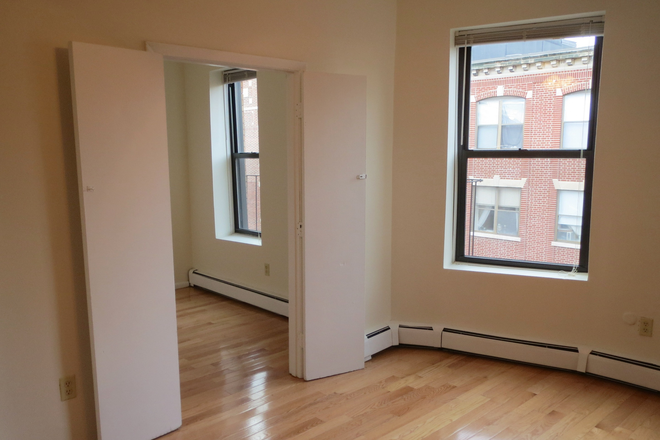 Call/text 602-317-9877 for a showing. - Jan 2026 / Penthouse 1BR With Exposed Brick / Front-Facing Bay Windows / Look at Pics!