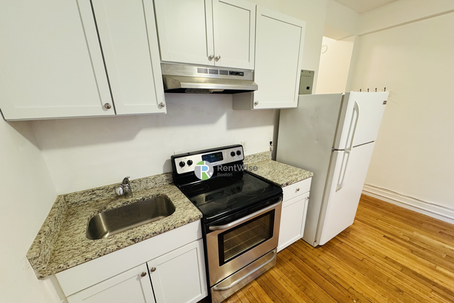 . - SEPT 2026 – Sunny Fenway Studio on Huntington Ave | H/HW Included | Near NEU & Berklee | No Fee Condo