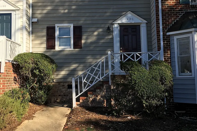 Outside - Townhouse close to campus/bus