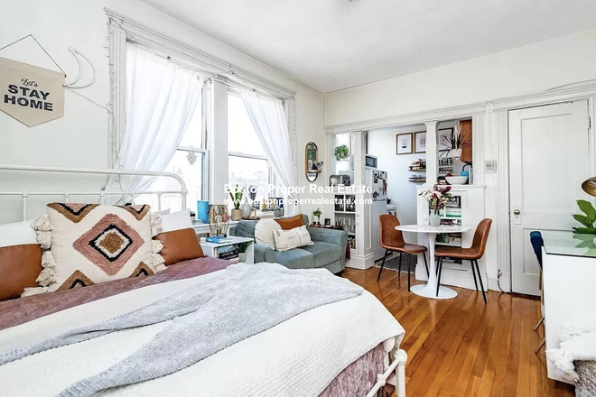 a - Spacious Studio in Fenway! Apartments