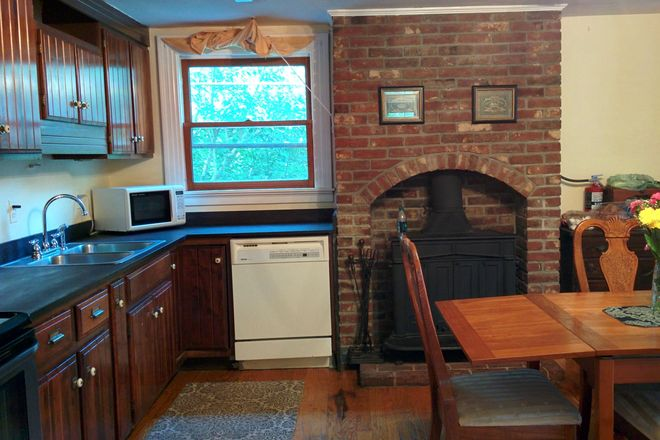 fully equipped kitchen - Walk anywhere! furnished prime Shadyside 3 BR + office ,garden,parking, AC,washer/dryer, flex lease