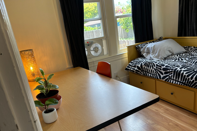 Furnished Bedroom for Rent - West Berkeley Room - Close to Bus Line to UC Berkeley - Backyard - Gardening