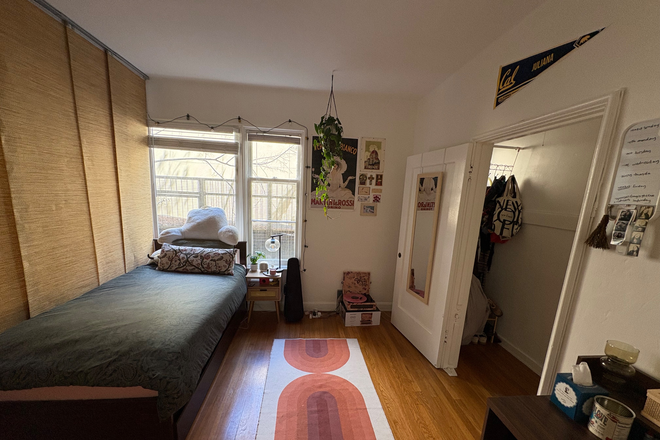 bedroom - Private Room in 2 Bedroom Apartment 5 min from Campus