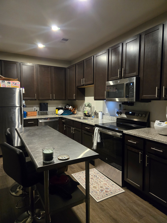 Kitchen - Sublease Available Now Apartments