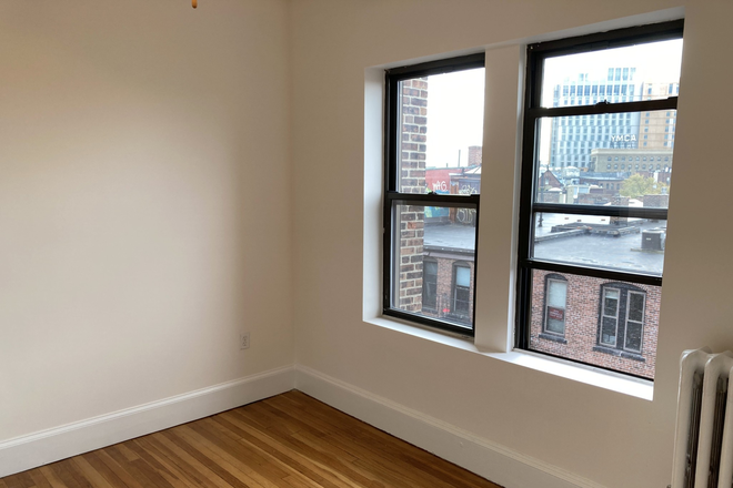 Living Room - 2 Bedroom Apartment on Westland Ave - Available NOW - Close to Campus!