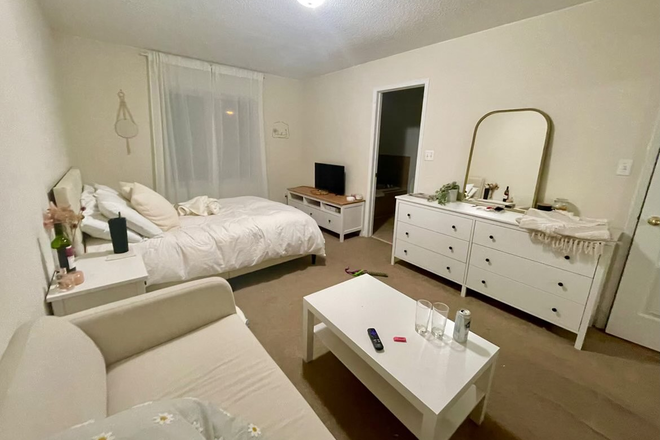 bedroom - Master bedroom close to York U campus! House