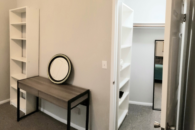 Small desk, walk-in closet - Large Room, Queen Bed, Vaulted Ceiling, 153 sq ft, shared bath (with only 1 other person) Condo