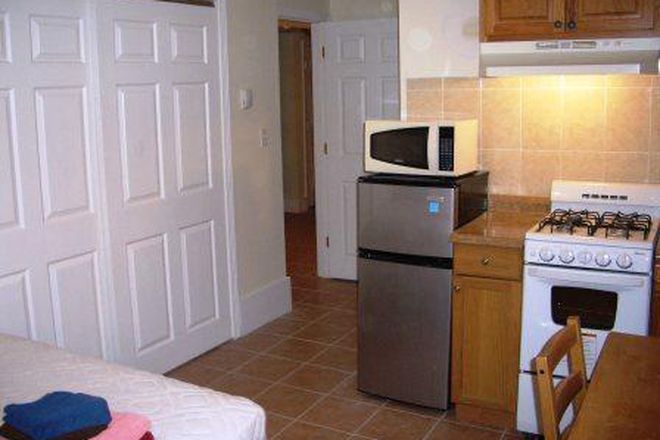 kitchen and hallway - 29 Ware St/Harvard Yard Harv/MIT/MGH/Longw furnished post-doc house . Util+ITincl