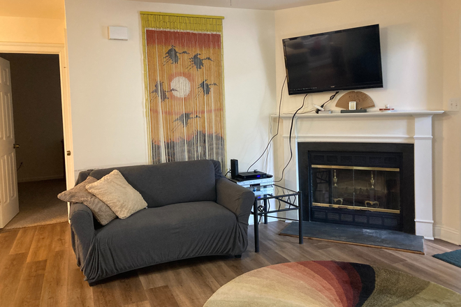 SPACIOUS LIVING ROOM! - Utilities incl.  Furnished, Decorated, Renovated 2 BR/2 BA within walking distance of campus Condo