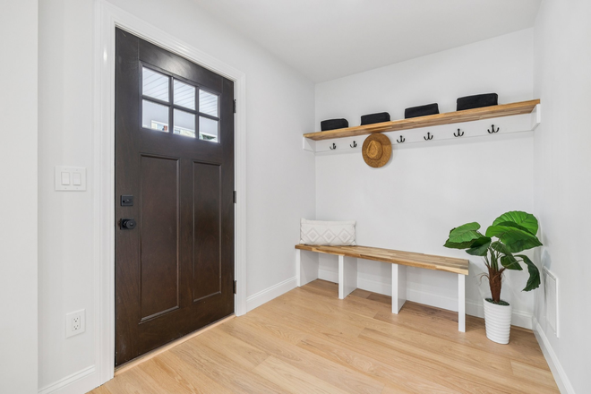 Entryway - Newly Renovated 4bd/3ba Apartment Close to Campus