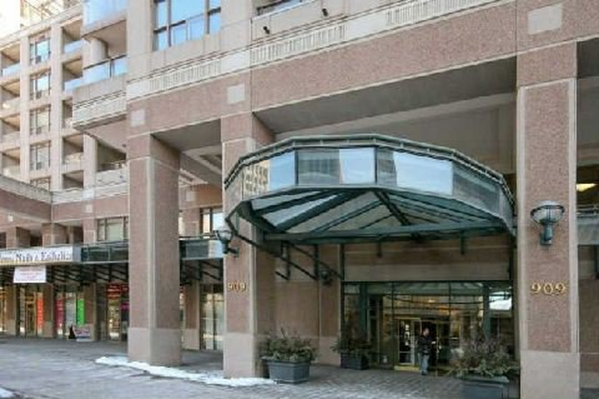 Building entrance - Junior 1 Bedroom Newly Renovated Corner Condo Unit Bay & Wellesley all utilities included