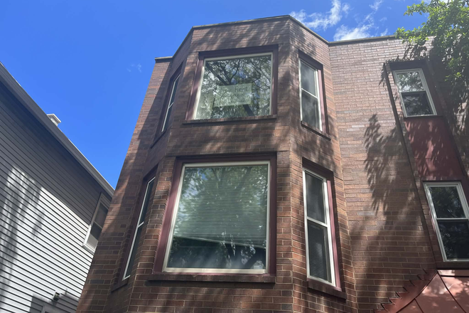 Outside - 2 BED: Walking distance from UIC East Campus Apartments