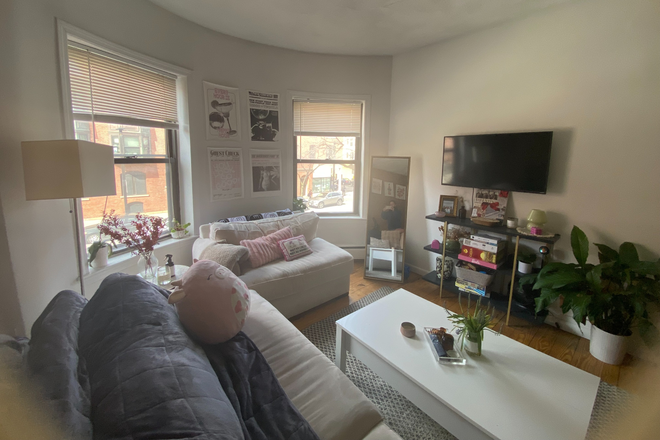 . - Affordable and Sunny 4bed on Columbus with LARGE living room