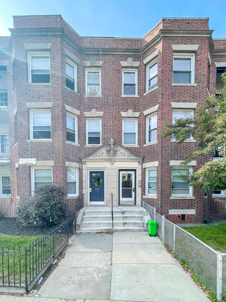 ... - SPACIOUS 4 BED W/ BACK PORCH, CLOSE TO TRANSIT and CAMPUS