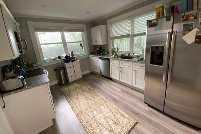 Kitchen - SINGLE FAMILY HOUSE WITH PARKING SHORT WALK TO MUSC AVAILABLE 1st WEEK OF JUNE, 2026