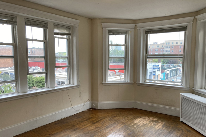 Call/text 602-317-9877 for a showing. - 9-1-25 / Sunny Upper-Floor 4BR + Elevator / No Broker Fee / Look at Pics!!